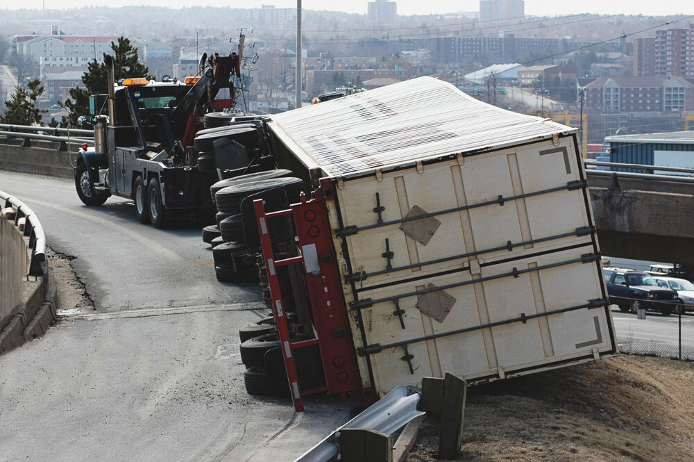 accident-camion-suite-a-mauvais-arrimage-cargaison