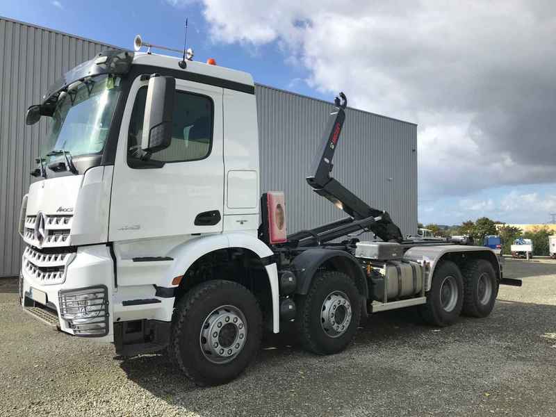 Deux Camions Avec Une Carrosserie Pour Le Transport De Charges Lourdes  Autocollant à L'arrière De La Carrosserie à Côté