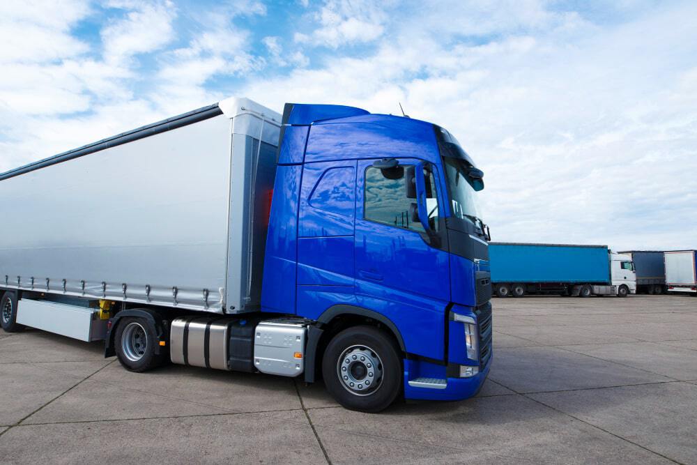 camion-long-vehicule-pret-pour-livraison-transport-min