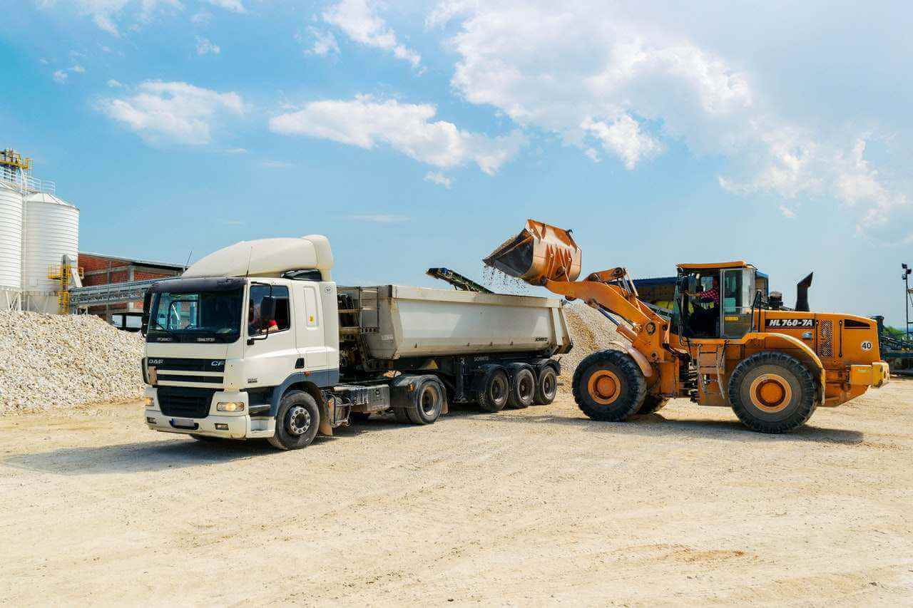 Camion de transport 2 véhicules de chantier