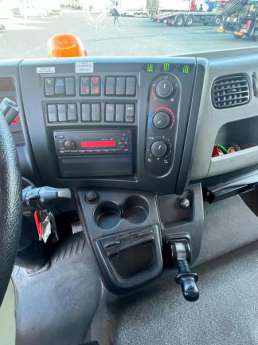 Camion porteur Renault D-Series 13.240