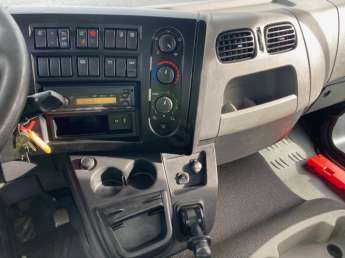 Camion porteur Renault D-Series 240