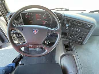 Camion porteur Scania P380 