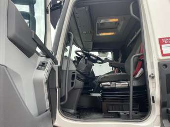 Camion porteur Renault C440 