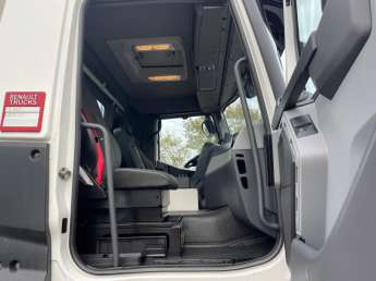 Camion porteur Renault C440 