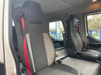 Camion porteur Renault D240 NARROW 