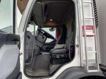 Camion porteur Renault D320 