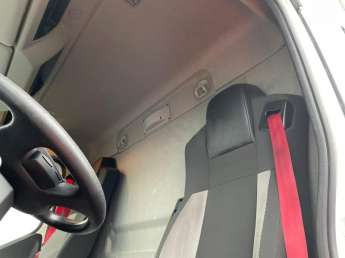 Camion porteur Renault D320 