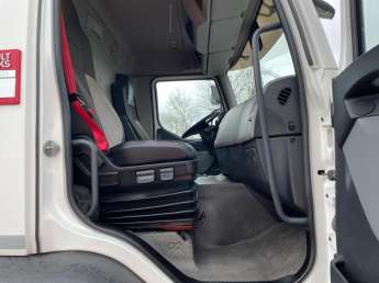 Camion porteur Renault D320 