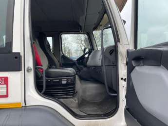 Camion porteur Renault D240 