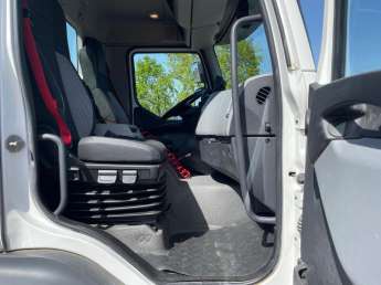 Camion porteur Renault D240 