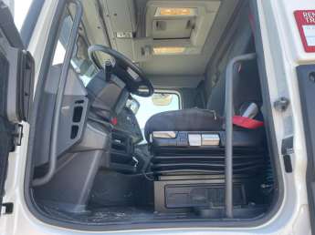 Camion porteur Renault C380 