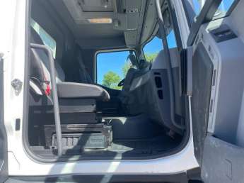 Camion porteur Renault C380 