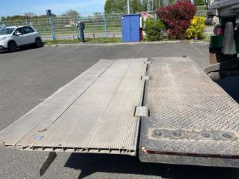 Camion porteur Scania P230 