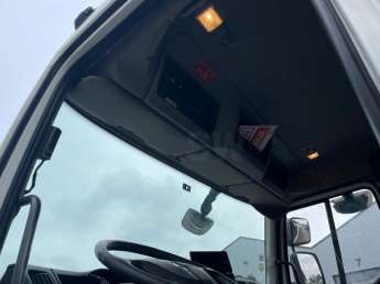 Camion porteur Renault D320 