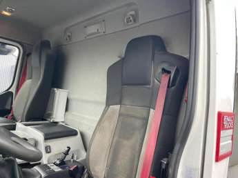Camion porteur Renault D320 