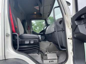Camion porteur Renault D320 