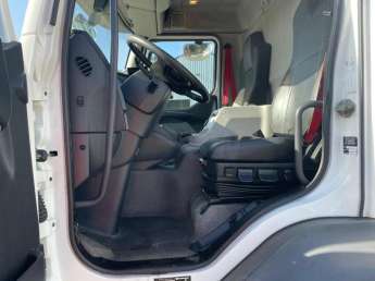 Camion porteur Renault D210 