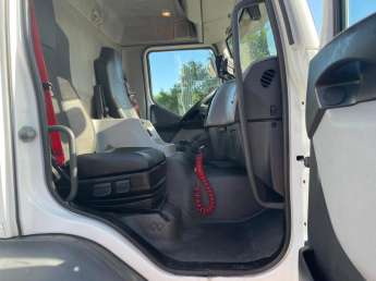 Camion porteur Renault D210 