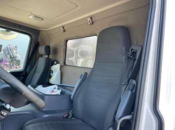 Camion porteur Scania P320 