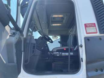 Camion porteur Renault C440 