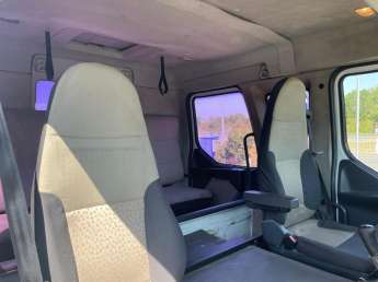Camion porteur Renault MIDLUM 220 