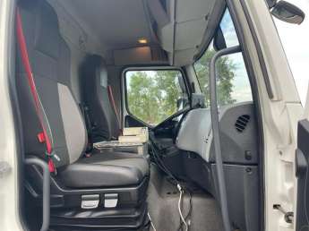 Camion porteur Renault D210 